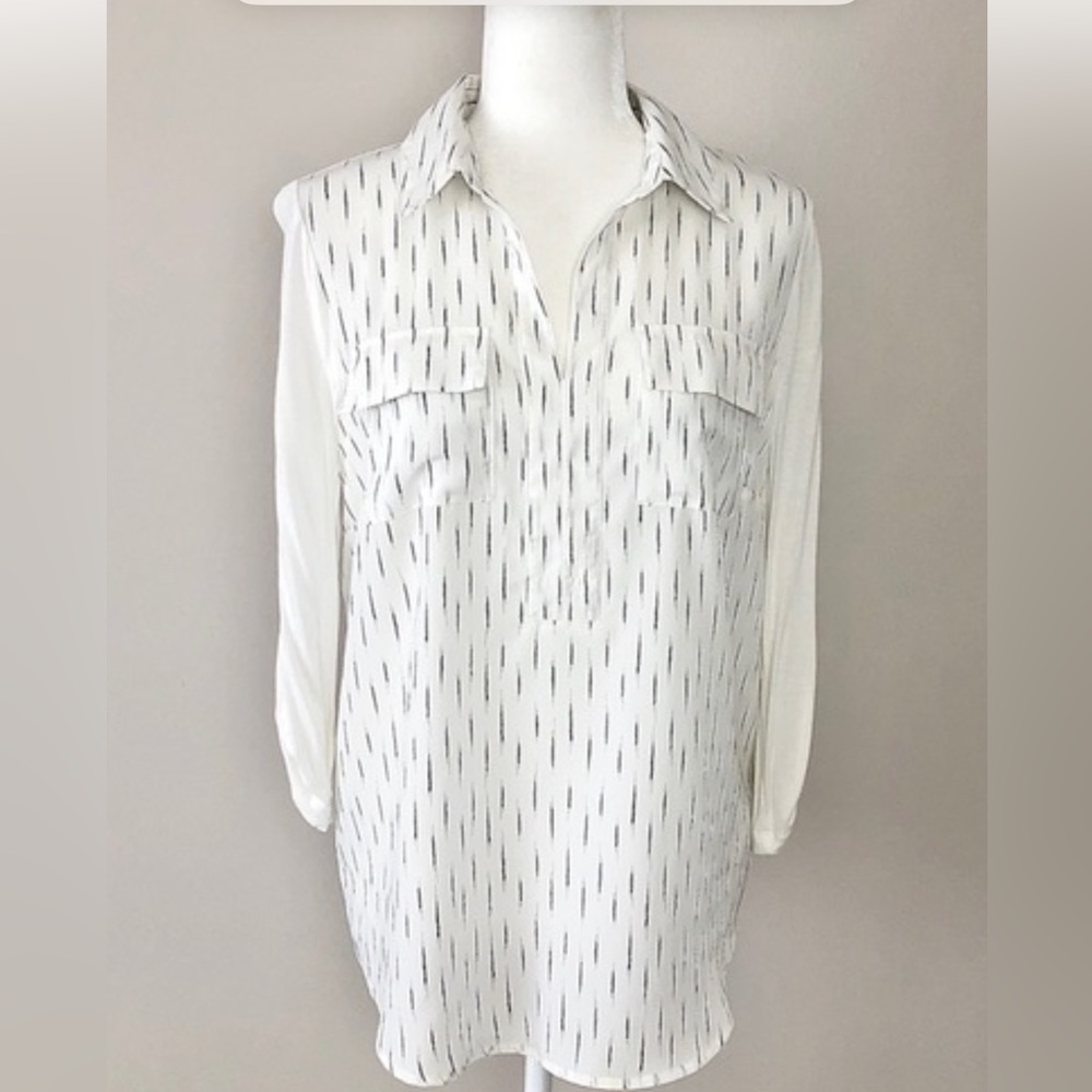 2/25$***Kensie Off White and Black Shirt